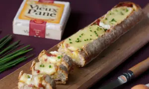 Un pain garni de fromage fondant et de lardons, parfait pour un apéro dinatoire.