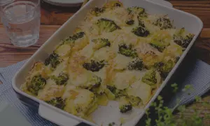 Ein köstlicher Brokkoli-Kartoffel-Auflauf mit geschmolzenem Käse, frisch aus dem Ofen.