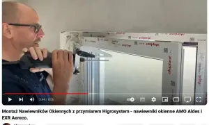 Montaż nawiewników okiennych z użyciem przyrządu Higrosystem. Widać montaż nawiewników w oknach.