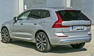 Srebrne Volvo XC60 Recharge z charakterystycznymi światłami LED. Sprawdź aktualną volvo xc60 cena i wybierz swój wymarzony SUV.