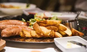 Gdzie zjeść w Sobótce? Odkryj najlepsze restauracje i kawiarnie