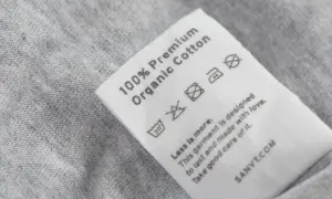 Pflegeetikett für T-Shirts aus Bio-Baumwolle: Waschen bei 30 Grad, nicht bleichen, nicht im Trockner trocknen.