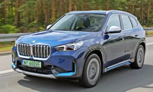 Niebieski BMW iX1 na drodze, sprawdzamy jego bmw ix1 cena.