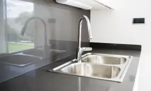 Nowoczesny zlewozmywak nakładany bez otworów na baterię, z chromowanym kranem. Idealny do kuchni, gdzie liczy się prostota montażu.