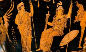 Vase grec antique en figures rouges représentant Héra assise, tenant une épée, et une autre figure debout tenant un sceptre.