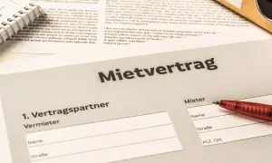 Mietvertrag mit Feldern für Vermieter und Mieter, bereit zum Ausfüllen. Ein roter Stift liegt bereit, um die Details des Mietvertrags nach § 545 BGB festzuhalten.
