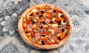 Domowa pizza jak z pizzerii? Odkryj sekrety smaku i chrupkości!