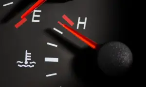 Le voyant liquide de refroidissement est allumé, indiquant une température moteur élevée.