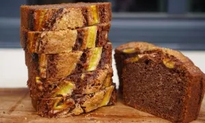 Délicieux banana bread chocolat, une recette gourmande avec des morceaux de banane fondants. Parfait pour le goûter !