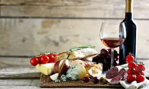 Idealna przekąska: wino białe wytrawne, sery, pieczywo, pomidorki i wędliny.