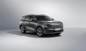 Nowy Changan CS75 PLUS w kolorze grafitowym, gotowy na polskie drogi. Stylowy SUV z nowoczesnym designem.