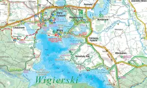 Mapa turystyczna Wigierskiego Parku Narodowego z zaznaczonymi jeziorami, rzekami, drogami i atrakcjami, m.in. klasztorem kamedułów.