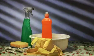 Jak skutecznie zmyć klej z okien - 5 sprawdzonych metod