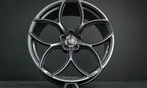 Elegancka, pięcioramienna felga aluminiowa 16 cali z logo Alfa Romeo. Zastanawiasz się, ile waży felga aluminiowa 16?