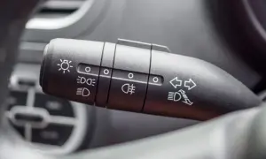 Przełącznik świateł w Hyundai i20: włączanie świateł mijania, drogowych, pozycyjnych i świateł przeciwmgielnych tylnych.