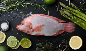 Świeża tilapia z cytryną, limonką, szparagami i ziołami. Czy tilapia ma ości? To pytanie często zadawane przed przygotowaniem tej ryby.