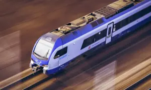 Pędzący pociąg PKP Intercity. Zastanawiasz się, ile kosztuje bilet tygodniowy PKP na podróż?