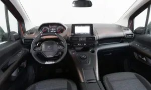 Interni Peugeot Rifter: volante, cruscotto digitale, schermo touchscreen e sedili in tessuto.