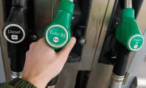 Dłoń wybiera dystrybutor z napisem "Euro 95 E10". Zastanawiasz się, jakie paliwo do samochodu? Obok widać Diesel i Super+ 98.