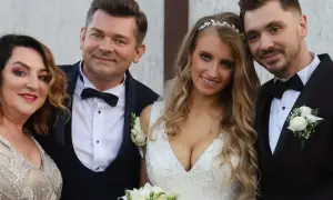 Para weselna i rodzice. Czy Zenek ma dzieci? Na ślubie widać cztery osoby.