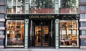 Elegancki butik Louis Vuitton. Czy znana projektantka mody rzeczywiście wychowała się w luksusach, patrząc na te torebki i walizki?