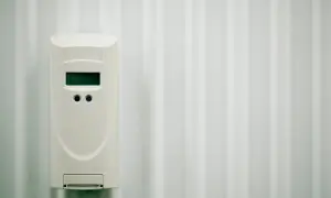 Ein elektronischer Heizkostenverteiler an einem Heizkörper. Mögliche Nachteile: ungenaue Messung bei starker Sonneneinstrahlung.