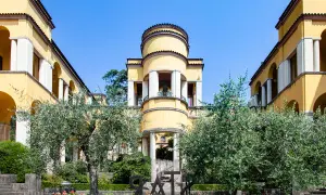 Il Vittoriale degli Italiani, residenza di Gabriele D'Annunzio, con la sua architettura gialla e gli ulivi nel giardino.