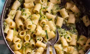 Pasta con zucchine, un sapore che ricorda la pasta con zucchine ricetta della nonna, cremosa e profumata.