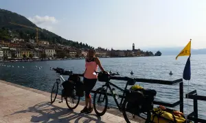 Donna con biciclette da cicloturismo sul lungolago di San Felice del Benaco, pronta per le sue passeggiate.
