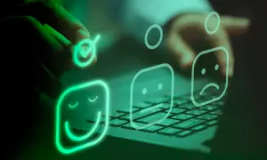 Ocena zadowolenia klienta. Ręka wybiera pozytywną emotikonę, symbolizując świetny customer experience po polsku.