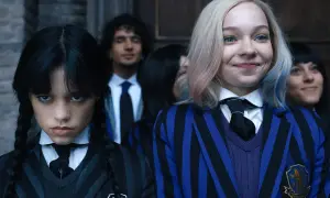 Emma Myers w filmach i serialach, jak "Wednesday", gdzie gra obok Jenny Ortegi.