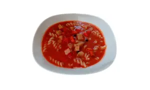 Ile kalorii ma zupa pomidorowa z makaronem? Obniż je sprytnie!