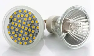 En LED-lampa med många små lysdioder bredvid en traditionell halogenlampa. Ett steg mot att byta halogen till LED.