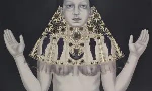Portret Beaty Ewy Białejckiej z ozdobnym, złotym kołnierzem, na którym widnieją czarne postacie.