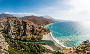 Traumhafte Bucht mit Palmen und türkisfarbenem Wasser. Perfekte Kreta Urlaub Tipps für Naturliebhaber.