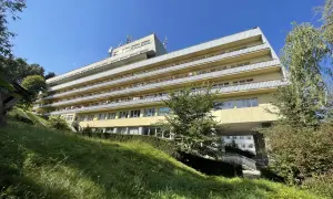 Krynica-Zdrój: Kto jedzie do sanatorium? Przewodnik NFZ i prywatnie.