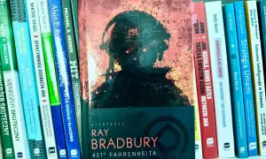 Okładka "451° Fahrenheita" Ray'a Bradbury'ego obok książek o biznesie, odzwierciedlająca pragmatyzm w wyborze lektur.