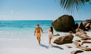 Para wspinacza: ciepłe Seszeli vs. wilgotne Karaiby. Słońce, plaża, skały.