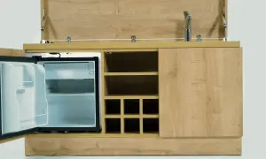 Hotelowy minibar z otwartą lodówką i miejscem na butelki. Zastanawiasz się, czy za minibar w hotelu się płaci?