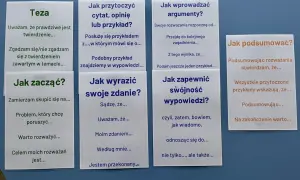 Pomocne zwroty do rozprawki po angielsku: jak zacząć, wyrazić opinię, przytoczyć argumenty, zapewnić spójność i podsumować.