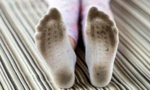 Jak doczyścić mocno zabrudzone skarpetki? Sprawdzone sposoby!