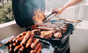 Grillowanie na balkonie w bloku: Czy to legalne? Uniknij mandatu!