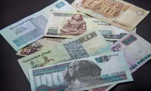 Stos egipskich funtów, a nie dolary czy euro. Widać banknoty 5, 10, 20, 50, 100, 200 i 1 funta.
