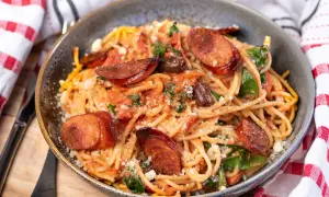Pyszne spaghetti z pikantnym chorizo, pomidorami i szpinakiem, posypane parmezanem. Idealne danie dla miłośników włoskich smaków.