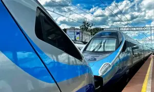 Dwa pociągi PKP Intercity stojące obok siebie na peronie. Jeden z nich to Pendolino, gotowe do podróży z Kołobrzegu do Krakowa Głównego.