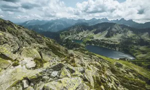 Kamienista trasa na Kozi Wierch z widokiem na dwa górskie jeziora.