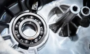 Gros plan sur un roulement à billes dans un carter de boîte de vitesses. Un bruit de roulement boite de vitesse pourrait indiquer un problème.