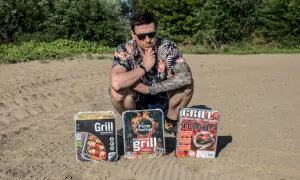 Mężczyzna w hawajskiej koszuli prezentuje trzy grille jednorazowe, gotowe na piknik.