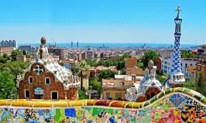 Widok na Park Güell w Barcelonie. Zastanawiasz się, ile się leci do Barcelony? To miasto pełne kolorów i architektury.
