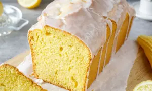 Saftiger Zitronenkuchen mit Zuckerguss, perfekt für ein einfaches zitronenkuchen rezept. Frisch gebacken und bereit zum Genießen.